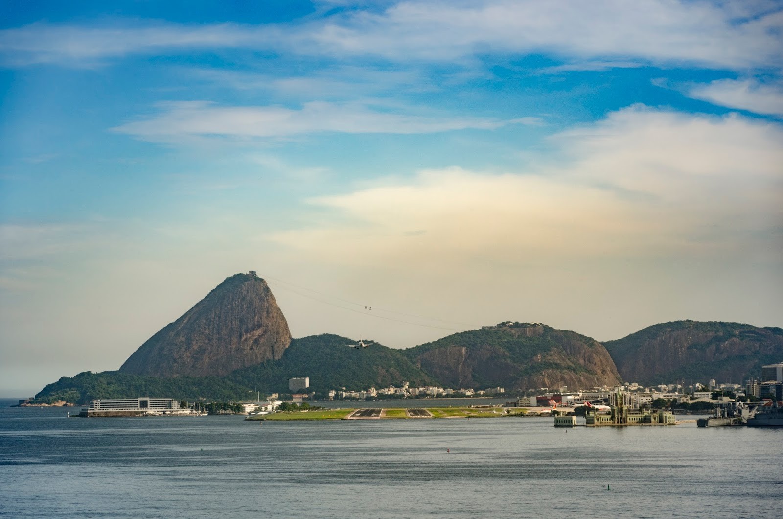 Vista do Santos Dumont e Po de Acar no caminho Rio-Niteri