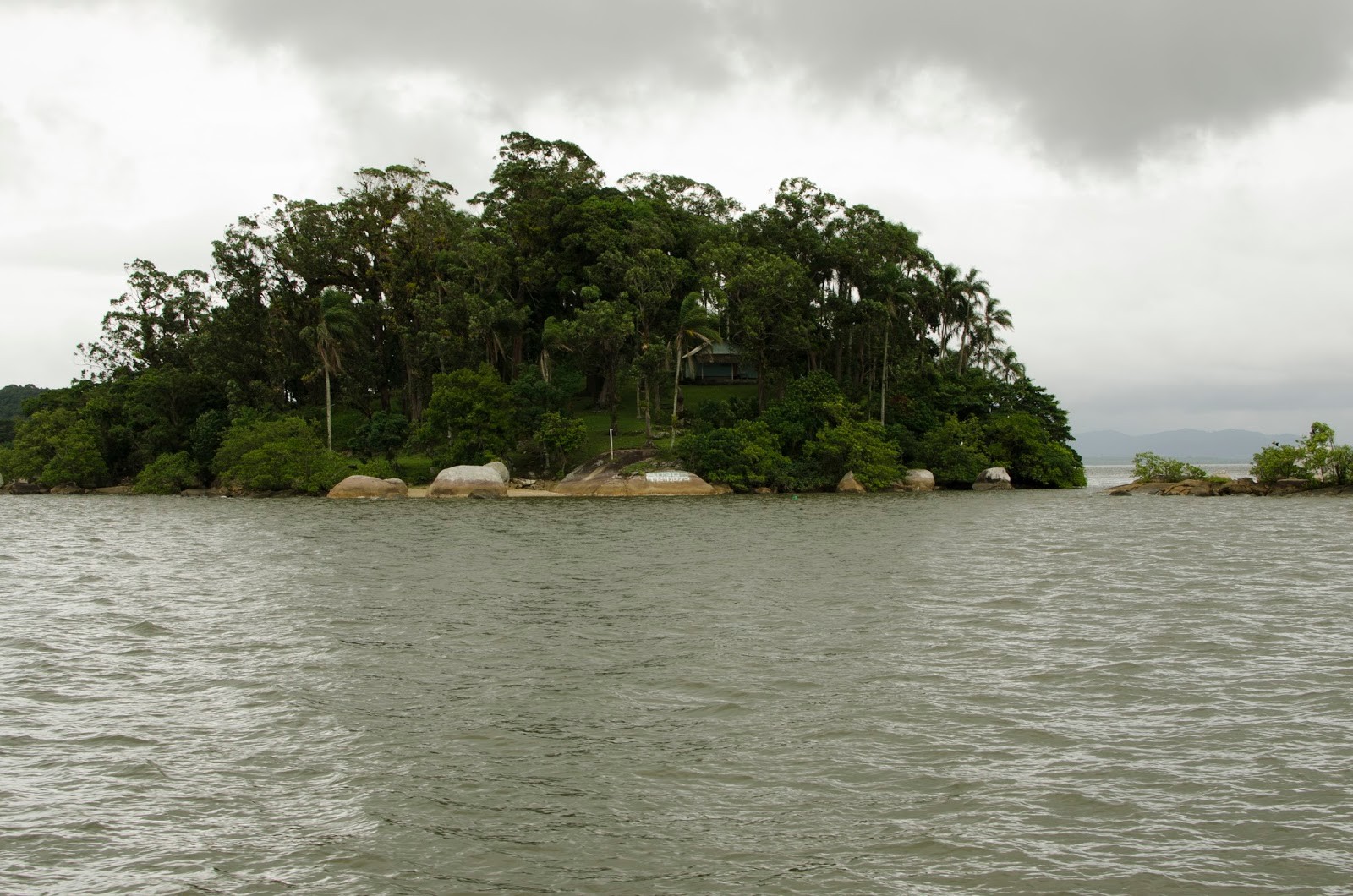 Uma das ilhas avistadas na travessia