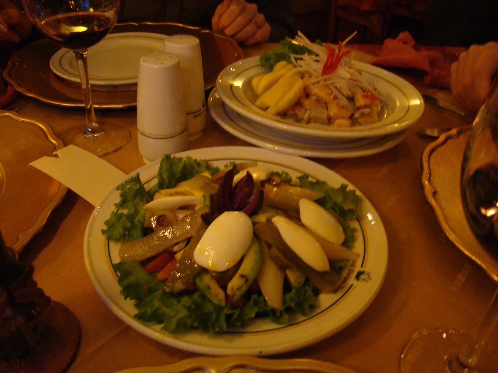 As saladas geralmente levam abacate e , l atrs na foto, o tradicional Ceviche