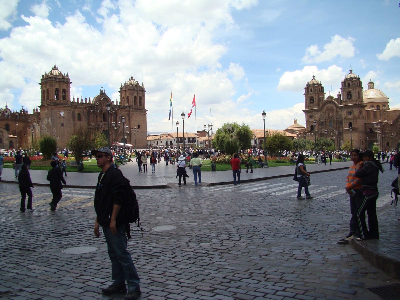 Plaza de Armas com a Catedral de Santo Domingo  esquerda e a Igreja da Companhia de Jesus  direita