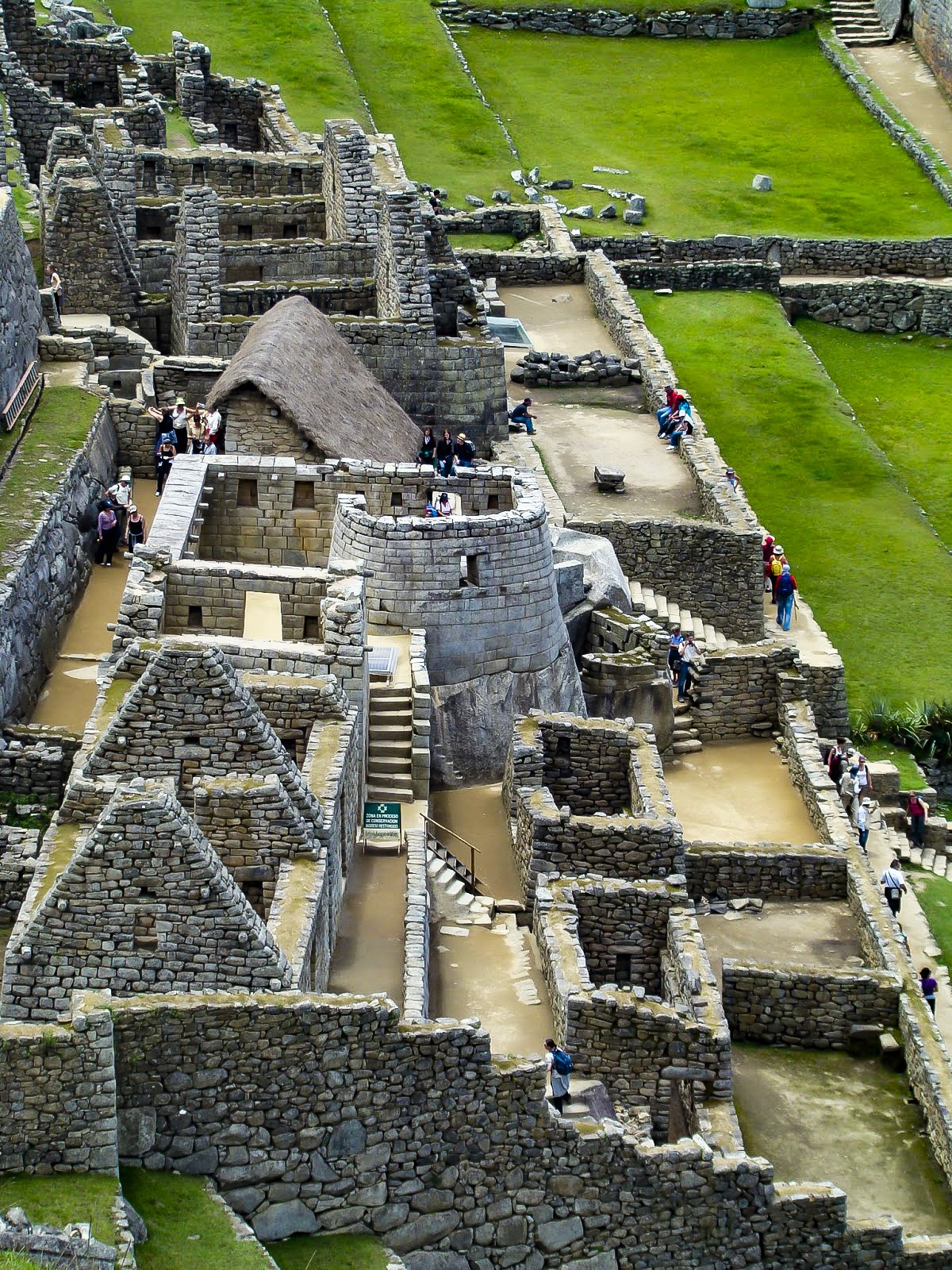 O Templo do Sol  a nica construo semicircular de Machu Picchu. Construdo sobre uma rocha  acredita-se que era um observatrio de astronomia.