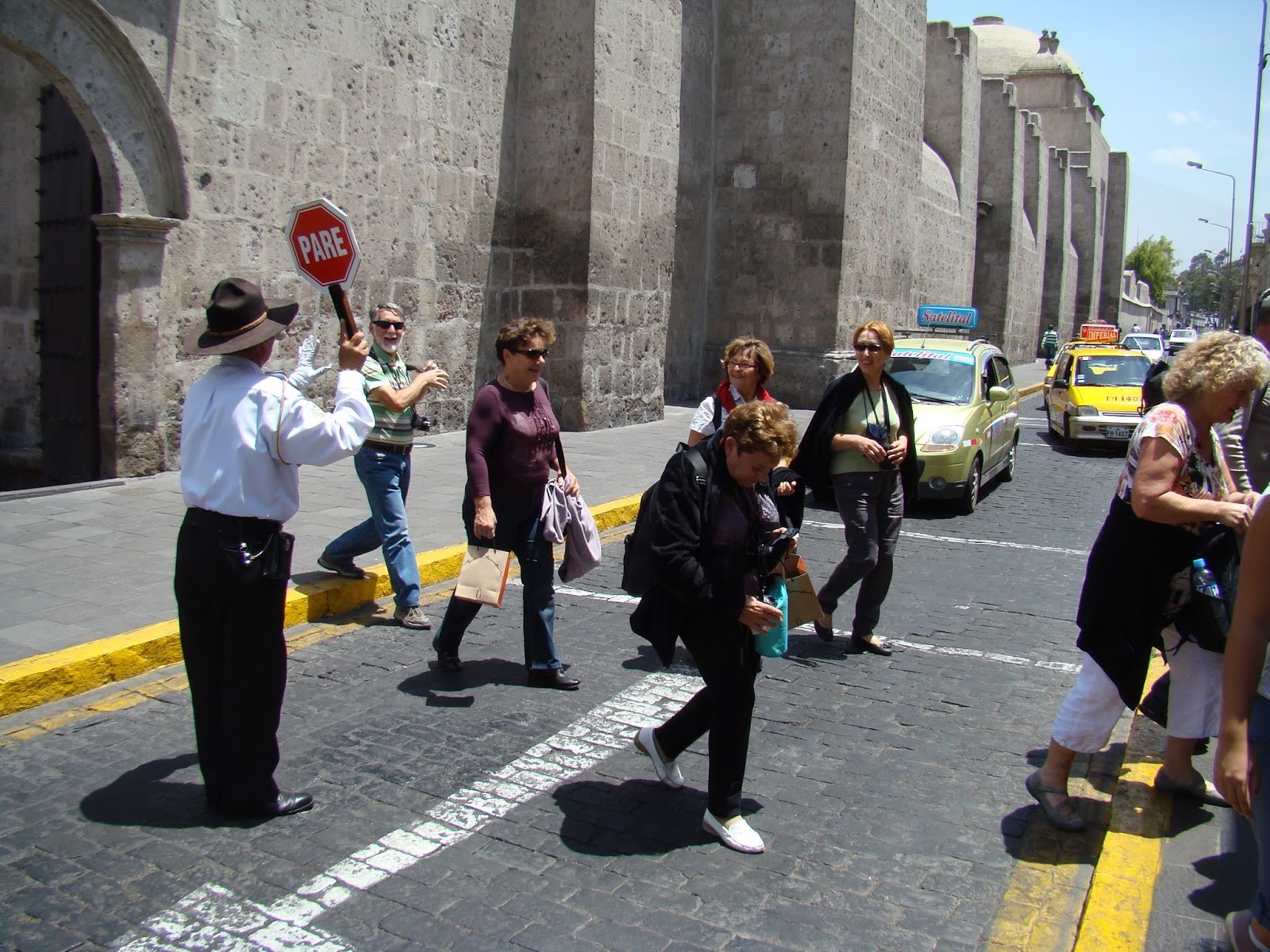 Guardinha auxiliando os pedestres na travessia