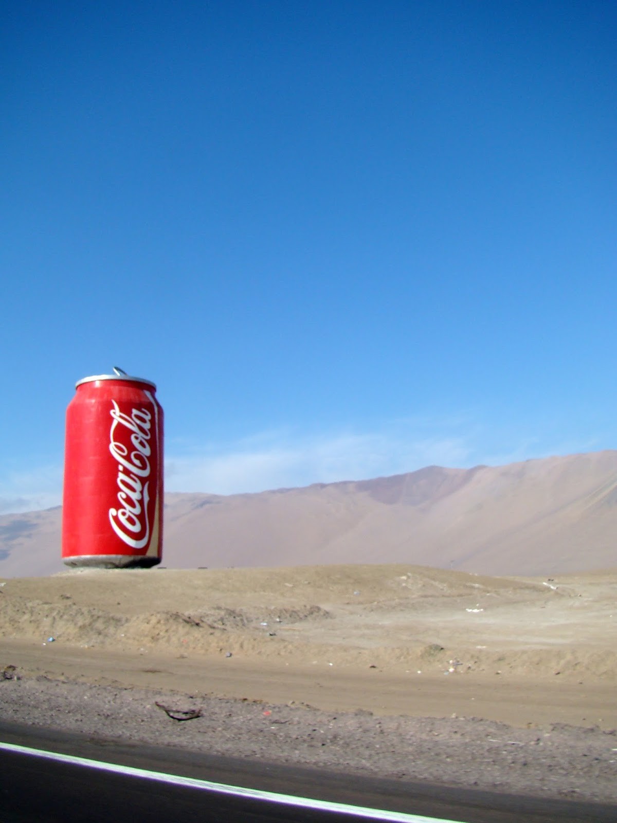 Obras de artistas locais - Lata gigantesca de Coca-Cola