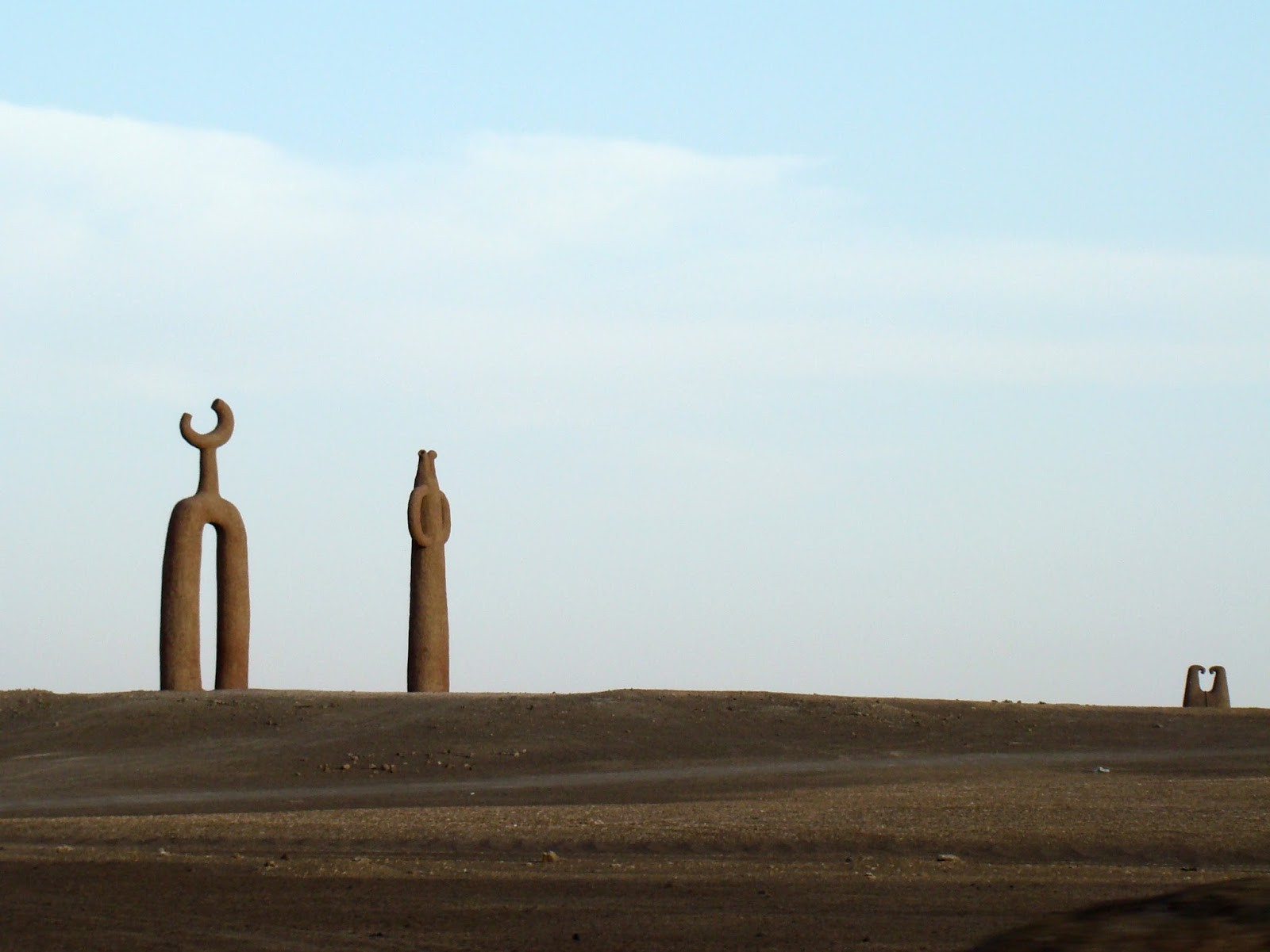 Esculturas gigantes no deserto