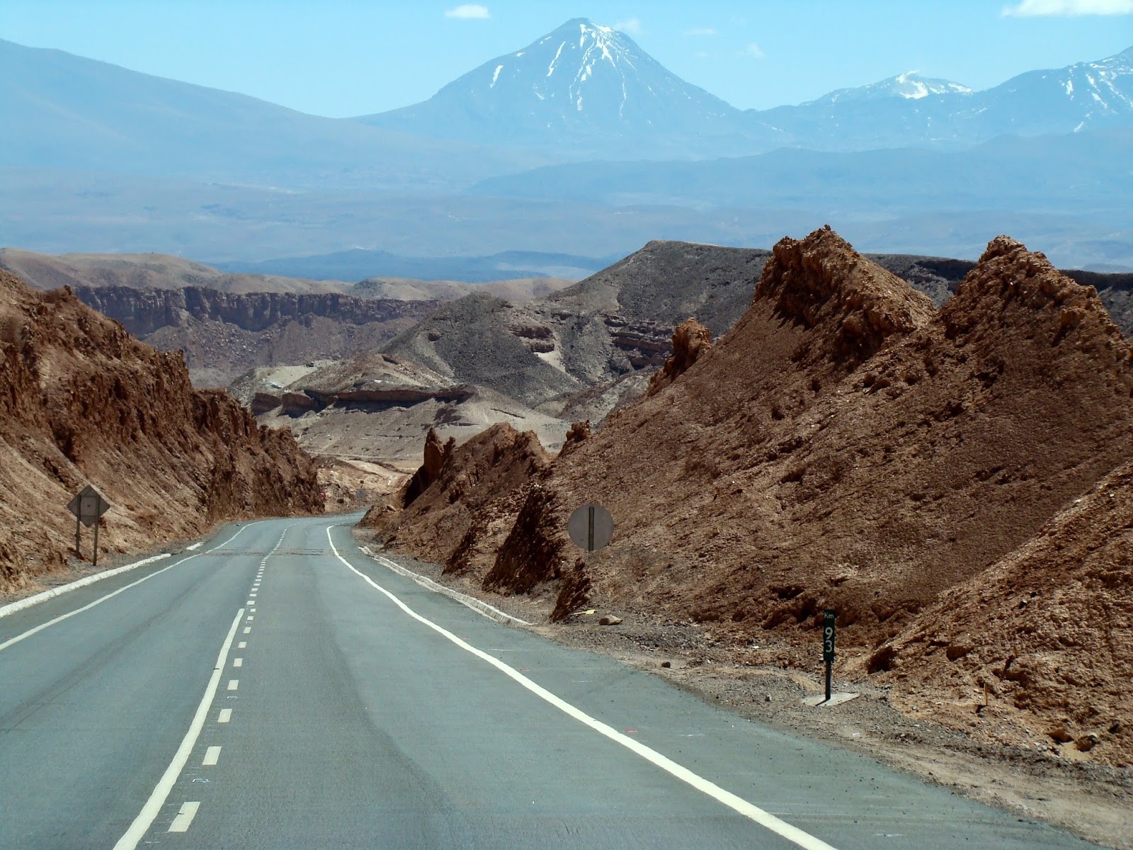 Valle de la Muerte, no Chile, com o Licancabur ao fundo.