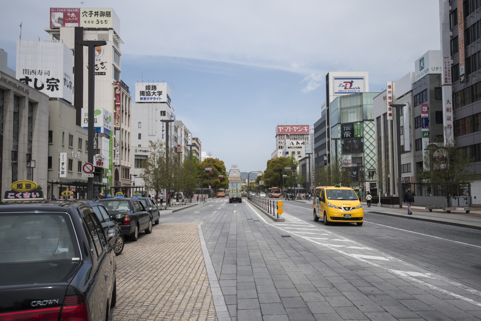 T vendo o Castelo Himeji l no finalzinho da avenida? Aproveite pra olhar que rua suja, desalinhada, mal cuidada... ;)